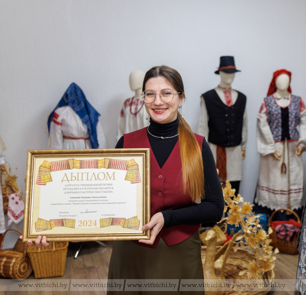 Витебчанка Татьяна Лапкова удостоена спецпремии Президента за личный вклад в сохранение и популяризацию технологии оплетения берестой гончарной посуды