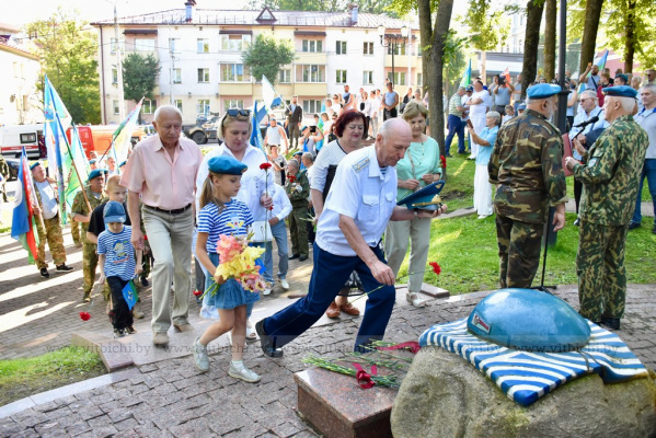 Празднование Дня десантников началось с митинга в Парке Победителей