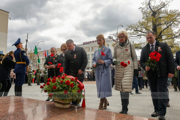  Представители органов власти и общественных организаций возложили цветы к бюсту Героя Советского Союза, Героя Социалистического Труда Петра Мироновича Машерова