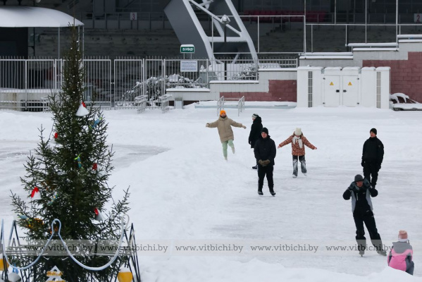 В Витебске у Летнего амфитеатра работает открытый каток