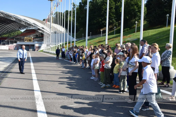 В Витебске налоговики вместе с детьми провели творческую акцию к Дню народного единства