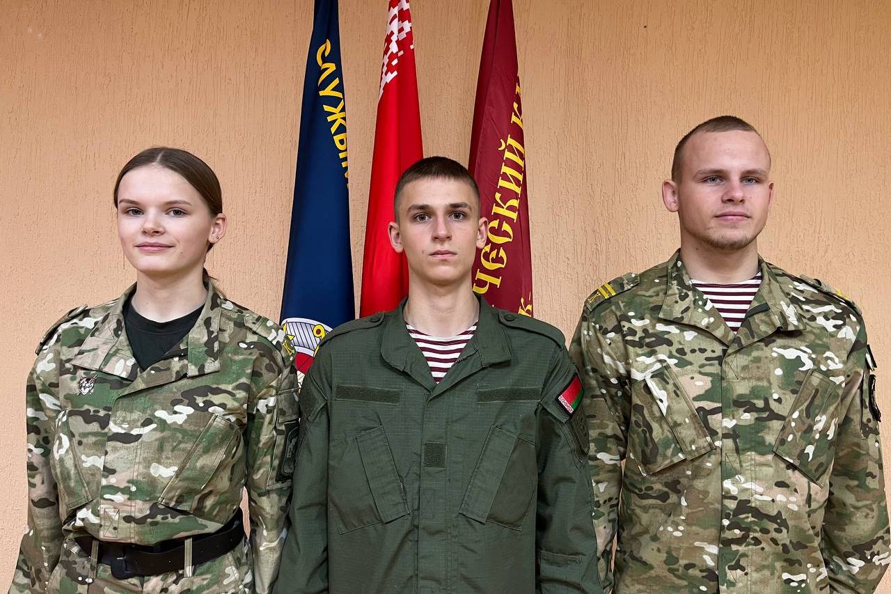 Воспитанники военно-патриотического клуба «Витязь» воинской части 5524, случайно оказавшись рядом торговым центром «Беларусь» во время пожара, помогли спасателям