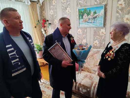 Представители депутатского корпуса и ЛДПБ поздравили бывшую узницу фашистских концлагерей с 80-летием Победы