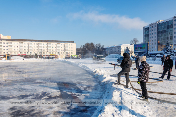 В Витебске начали заливать каток на площади Победы