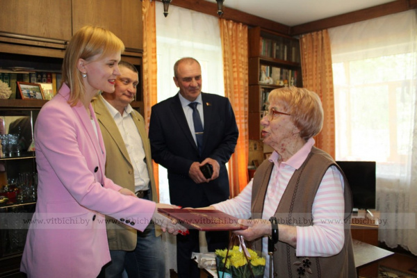 Ольга Иванова и активисты ЛДПБ поздравили бывшую малолетнюю узницу фашистской неволи витебчанку Валентину Янсон с 85-летием