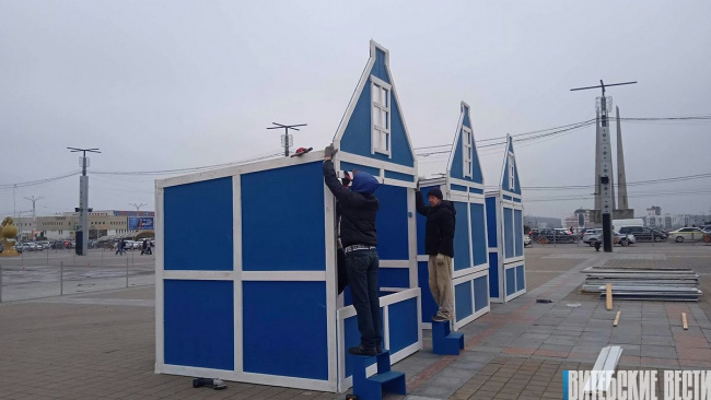 В Витебске начался монтаж домиков для рождественской ярмарки