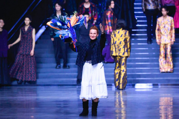 Дизайнер из Витебска представила коллекцию мужской одежды «Цвет любви» на подиуме в Китае