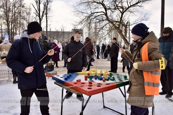Блины, лыжи и диджей: как витебчане проводили зиму в парке Железнодорожников