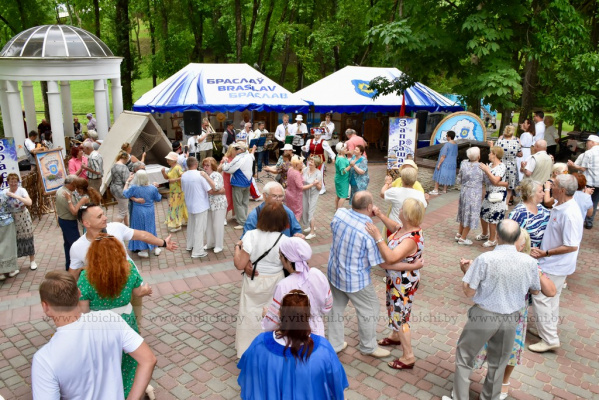 Ветераны труда зажигают: танцевальный праздник «В старых ритмах» привлекает гостей в Витебске