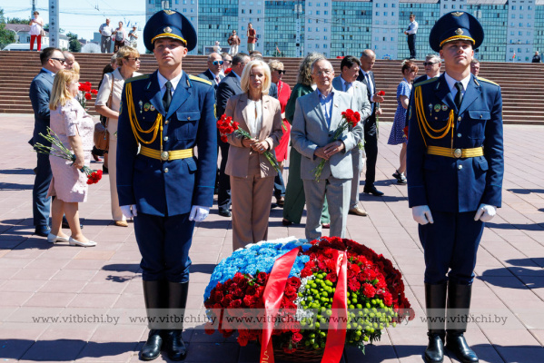 Витебске возложили цветы к мемориалу в Дни Союзного государства