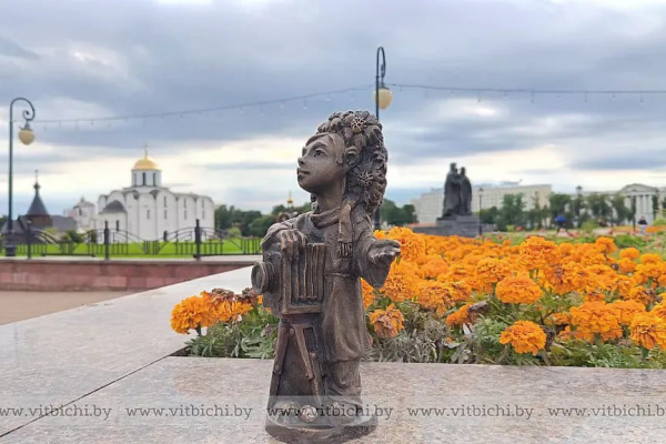 В Витебске появились новые васильковые жители — Хранитель истории и Фотограф