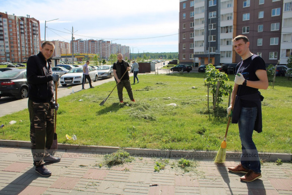 Сотрудники Витебского горисполкома приняли участие в городском субботнике