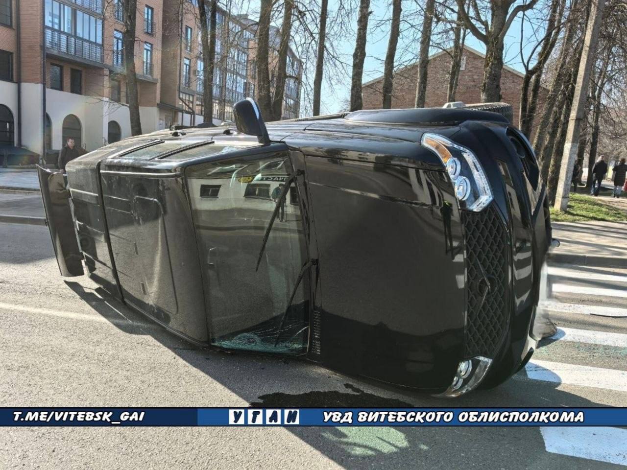 В Витебске в результате ДТП опрокинулся автомобиль