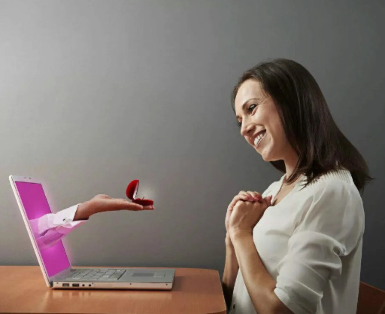 С разбитым сердцем и пустым кошельком: как аферисты обманывают одиноких женщин в Витебске