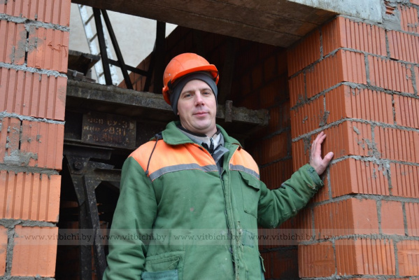 Строить для семьи, строить для города: каменщик из Витебска Андрей Левков вкладывает душу в каждый объект