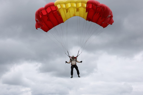 На аэродроме "Куковячино" состоялось открытие чемпионата Беларуси по парашютному спорту