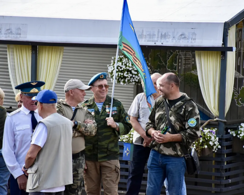 Парк Победителей в Витебске объединил поколения десантников в предпраздничный вечер