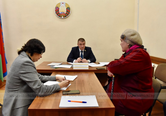 Земельный спор, работа ЖКХ и отказ в пенсии: с какими проблемами пришли витебчане на прием к члену Совета Республики
