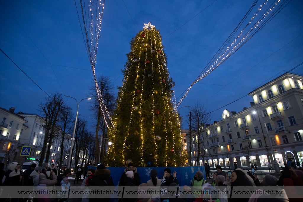 Огни главной новогодней ели Железнодорожного района Витебска зажжены!