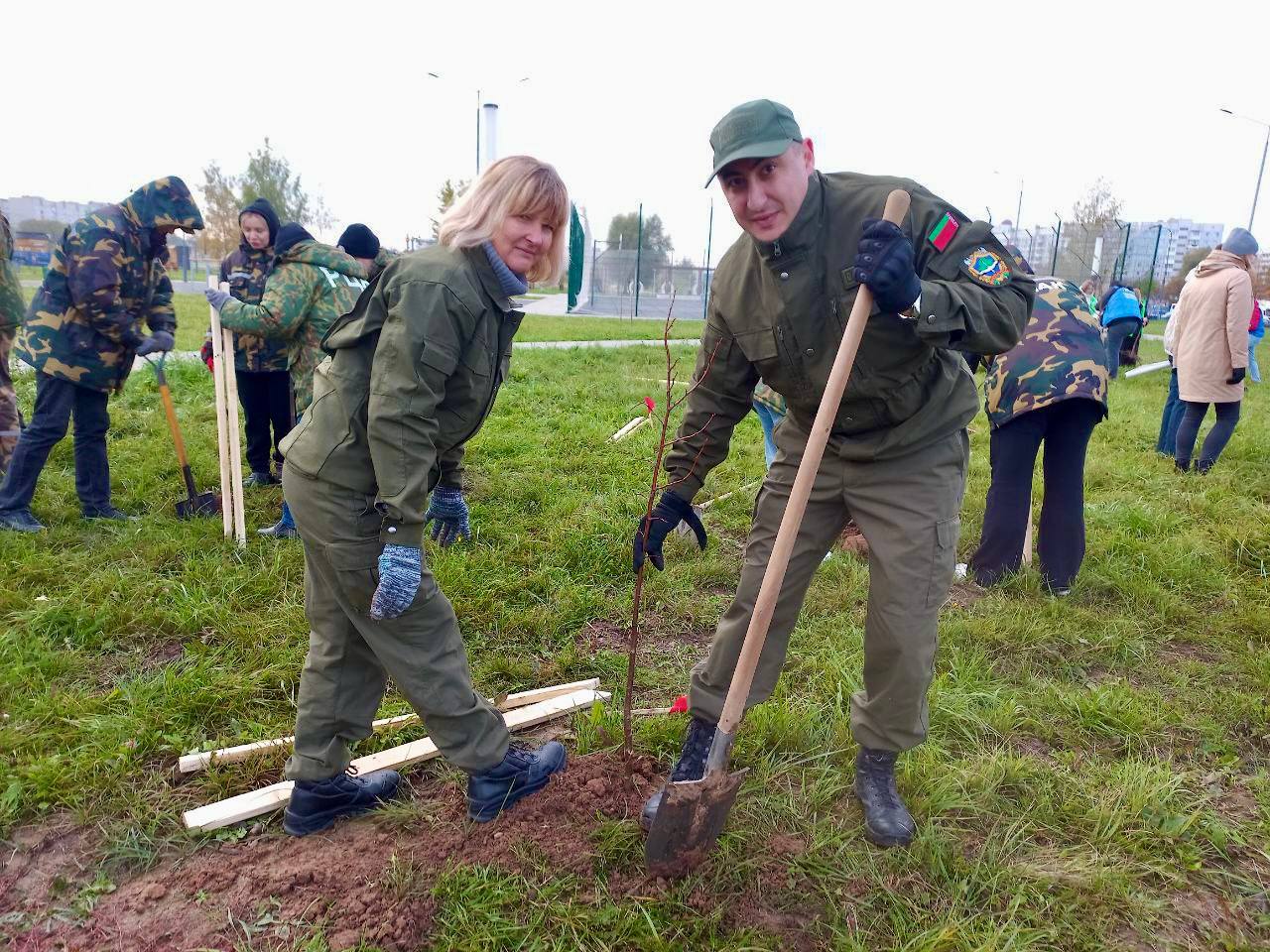 Витебск присоединился к Единому дню озеленения. 170 лип и рябин украсили областной центр