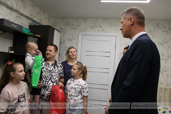 Многодетная семья получила школьные принадлежности к новому учебному году от администрации Октябрьского района