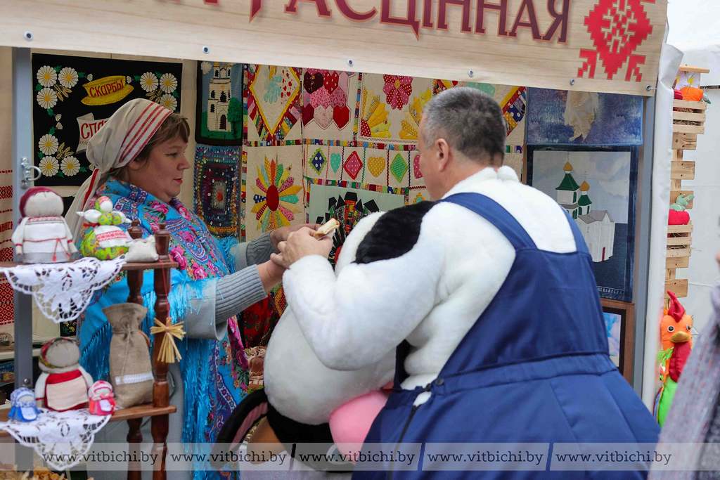 Задорные песни, шашки со сгущенкой и щедрые дары осени. Что осталось за кадром фоторепортажа с областных «Дажынок» в Полоцке