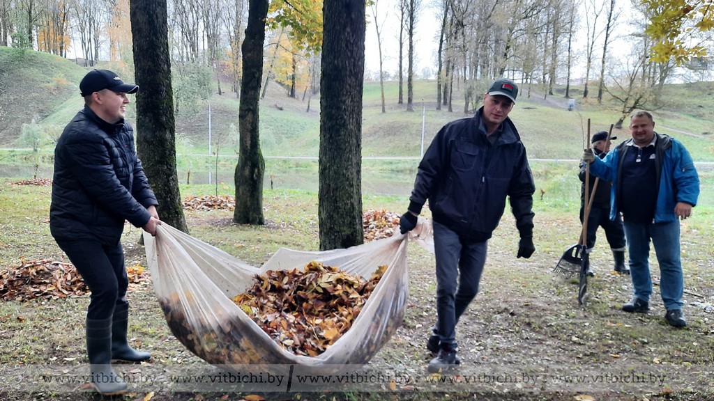 В пойме Витьбы высадился трудовой десант администрации Октябрьского района города Витебска