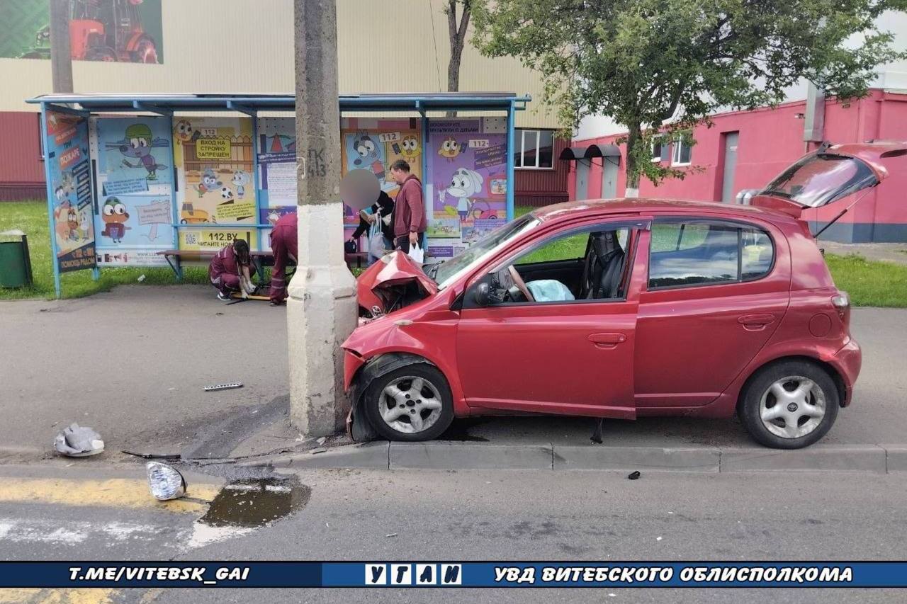 В Витебске легковушка врезалась в столб. Пострадала 13-летняя девочка