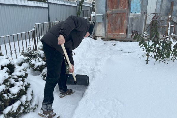 «Эстафета добра» БРСМ: молодые волонтеры помогают с расчисткой снега в Витебске