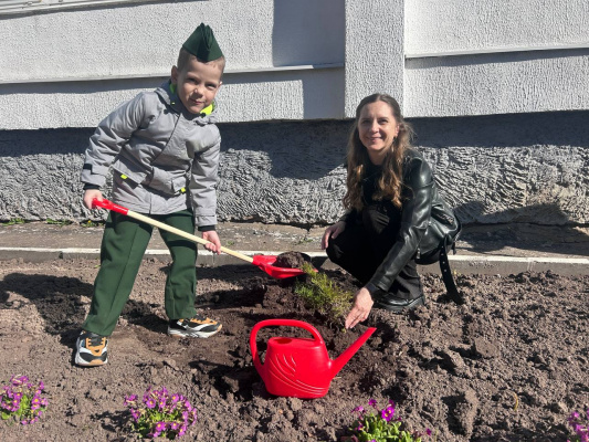Родители, воспитатели и лесники помогли дошкольникам создать зеленую аллею на территории детсада № 35 Витебска
