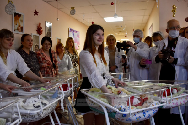 Две двойни, слезы радости и подарки: новогодний репортаж из витебского роддома