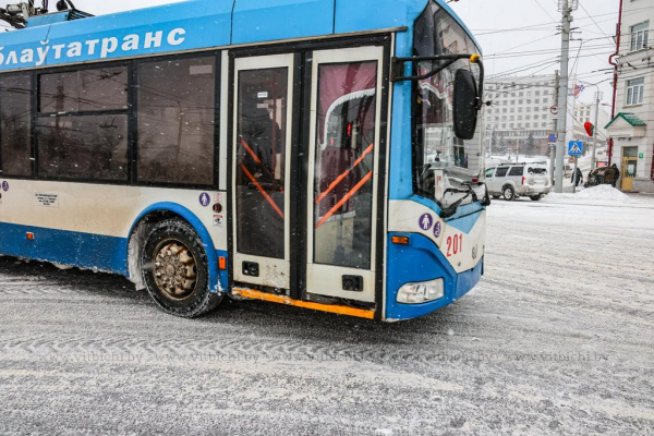 Как работает общественный транспорт Витебска в выходные во время снегопада: расписание и контакты