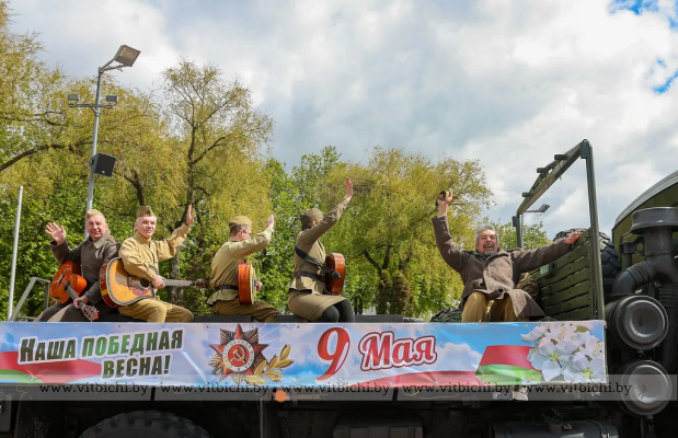 Как в те огненные годы. Стилизованная агитбригада Центра культуры «Витебск» выступила в микрорайонах города