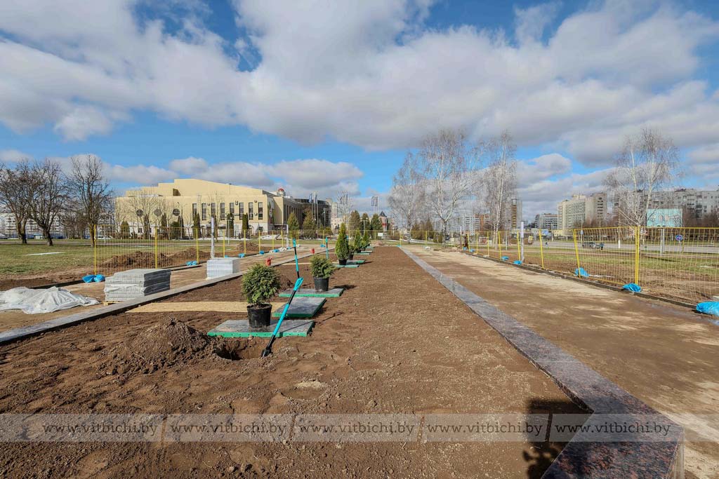 Новая площадь Герба и Флага стала одной из ключевых площадок на республиканском субботнике в Витебске