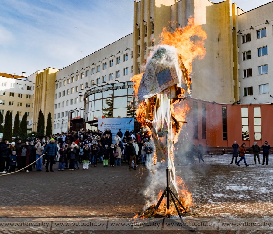 Горячие блинчики, хоровод, песни и танцы – так прошли Масленичные гуляния в Витебском государственном медицинском университете