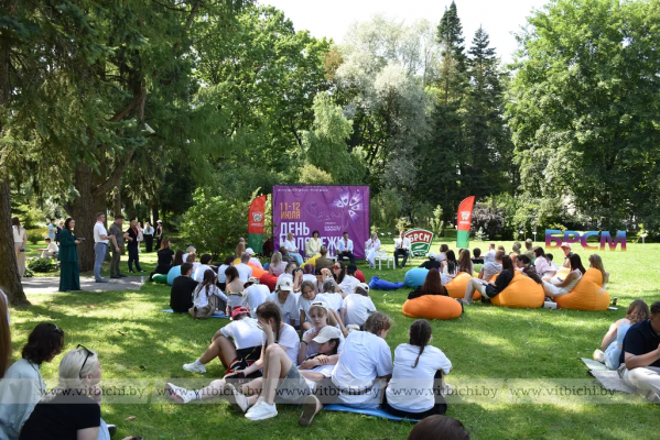 Руслан Алехно поздравил молодожёнов с днём бракосочетания в Витебске