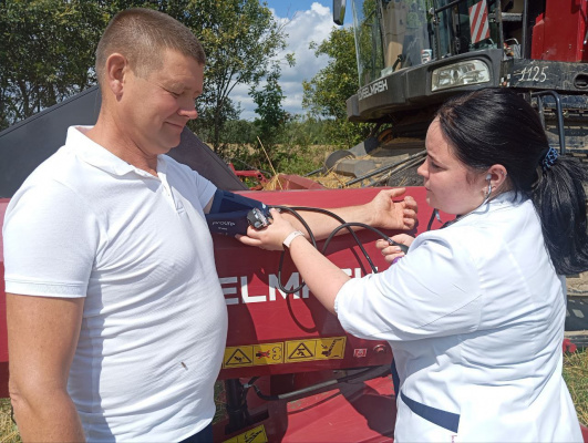 Вместе с хлеборобами Витебщины битву за урожай ведут медики