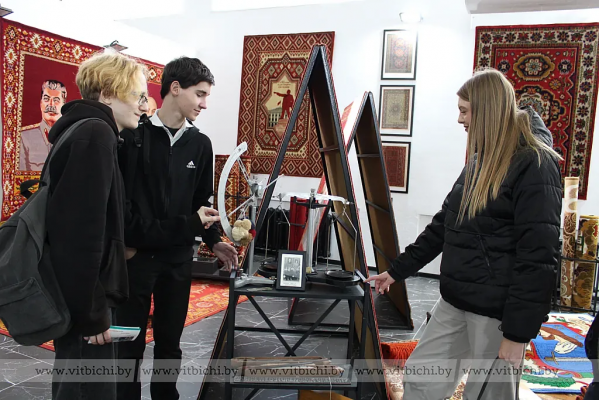 Экскурсию для учащихся витебских школ провели на предприятии «Витебские ковры»