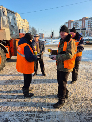 Чай, рукавицы и доброе слово: как профсоюзы Беларуси согревают работников в мороз