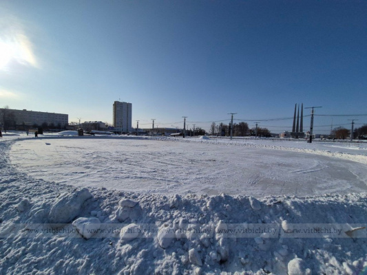 На площади Победы в Витебске начались работы по заливке большого катка
