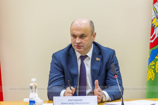 Коммунальные беды и судьба производства: о чем просили витебчане на приеме у главы области Александра Рогожника