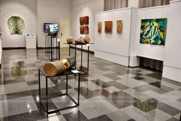 Две грани белорусского искусства: гобелены Людмилы Петруль и скульптуры Максима Петруля на выставке «Диалог» в Витебске