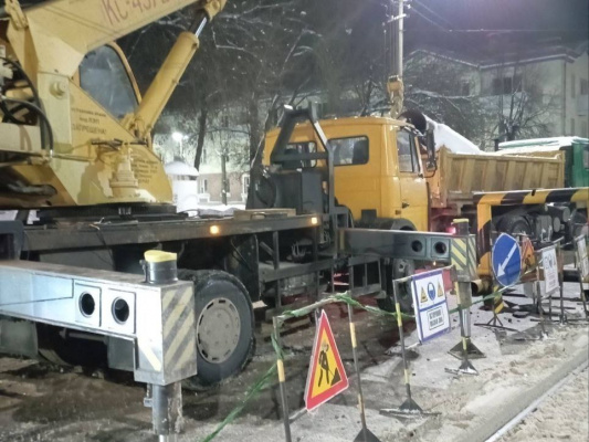 Заменили 4 метра дефектной трубы: подробности ночного устранения повреждения на магистральном трубопроводе на улице Горького в Витебске