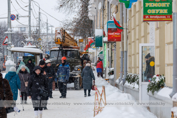 9 автовышек в разных частях города: в Витебске чистят крыши от снега и наледи