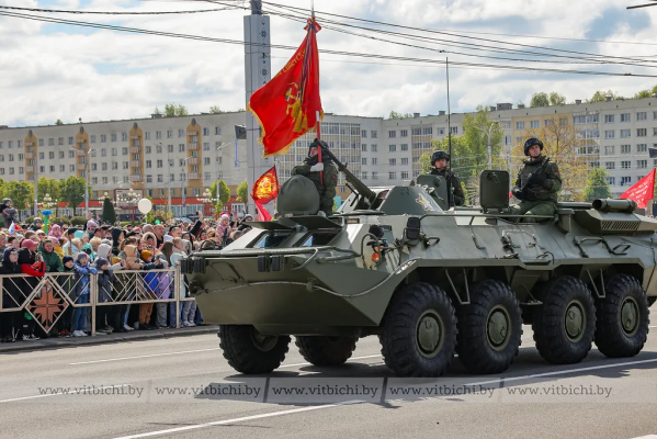«Кайман», «БелГрад», ретро: что еще увидели горожане и гости на военном параде в Витебске