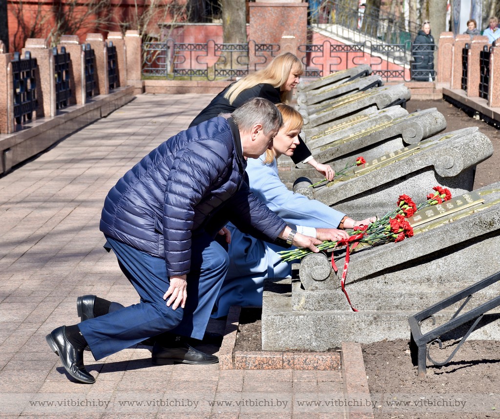 Делегации Смоленской и Псковской областей возложили цветы к могилам защитников Родины в Витебске