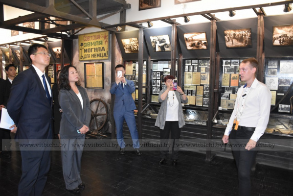 Сохраняют память: делегация «Хуацяо» посетила краеведческий музей Витебска