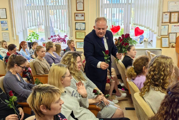 В Витебском областном роддоме с Днем матери поздравили молодых мамочек