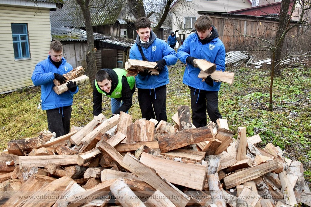 Машину дров в качестве новогоднего подарка от городской власти получила витебчанка Евгения Сухоцкая в день старта акции для пожилых людей «От всей души»