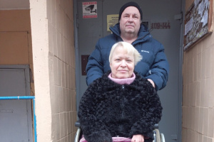 У подъезда инвалида I группы Елены Барановской работники ЖЭУ № 14 обновили пандус, заменили скамейки и поставили новые урны